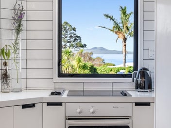 Design elegance, exceptional beachside location.