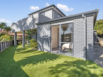 Design elegance, exceptional beachside location.