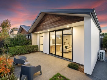 Contemporary Living with Garage on City-Fringe