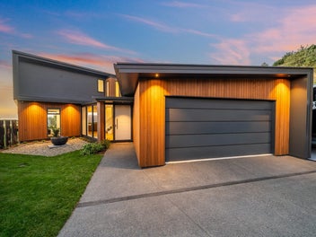 SECLUDED & PRIVATE FAMILY LIVING AT IT'S BEST!