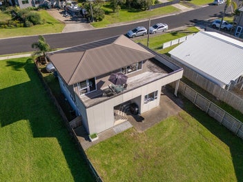AFFORDABLE SUNNY SEAVIEW 3 BED 2 BATH PLUS BEACHY