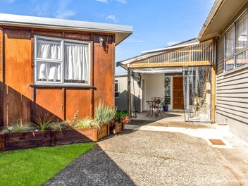 Three Bedroom Home With Cabin And Outside Room