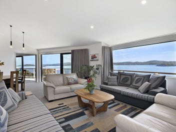 Pristine Family Home & Most Amazing Views!!