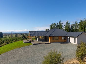 Idyllic Lifestyle with a Twist!