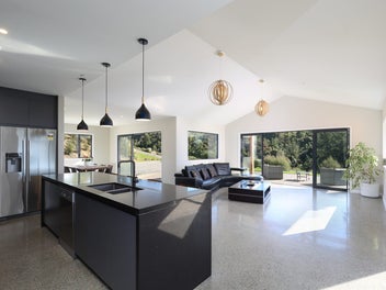Idyllic Lifestyle with a Twist!