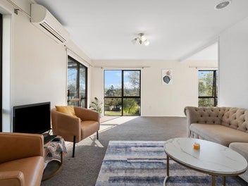 West Harbour Affordable Entry-Level Gem!