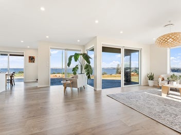 Sellers Taking Flight. Big Home. Big Opportunity!