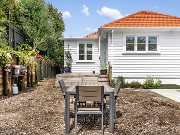 Family Living On 695m2 - Must Sell!