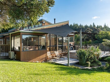 Tranquil Coastal Oasis at Waipu Cove