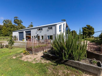“Karamea,Stuning Views,Dual Living,Business Potent