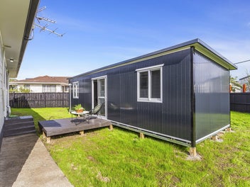 3 Bedroom Family Home With Bonus 3 Room Cabin!