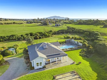 Idyllic Coastal Retreat + Heated Pool - 1.3910HA