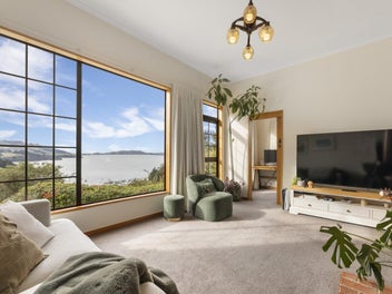 Secluded Home with 2 Studios &...