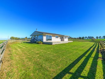 VIEWS- 4.2 ACRES TOO & DOUBLE-GLAZED!