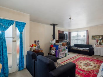 Perfect 3 Bedroom Starter - FOR REMOVAL