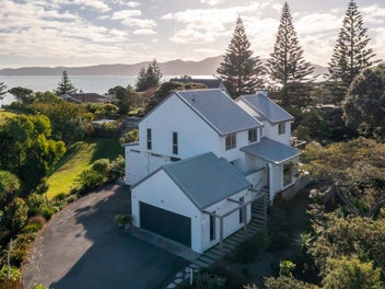 Immaculately Renovated Raumati Beach Retreat