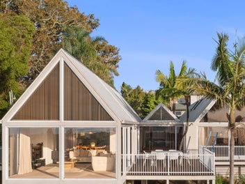 Your dream - Iconic Ron Sang Waterfront Retreat