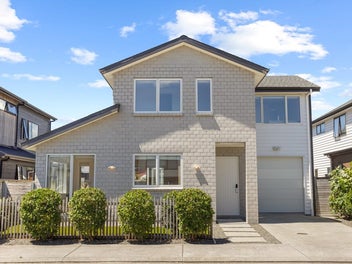 Multiple Living Space - 3 Ensuites