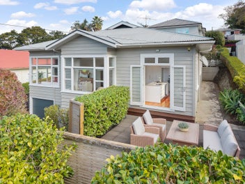 BEAUTIFUL BUNGALOW – SUNNY, ELEVATED & DGZ