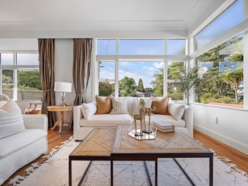 BEAUTIFUL BUNGALOW – SUNNY, ELEVATED & DGZ