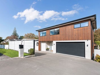 Architectural Masterpiece in Macleans Zone