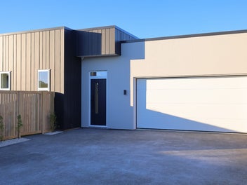 102 FREEDOM DRIVE - BRAND NEW AT A GREAT PRICE !