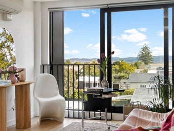 Gorgeous Top Floor Corner Apartment