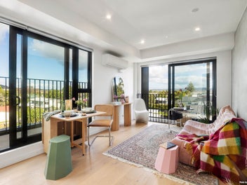 Gorgeous Top Floor Corner Apartment
