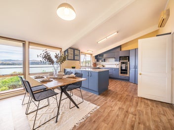 Exclusive Cul-de-Sac Living with Unrivalled Views