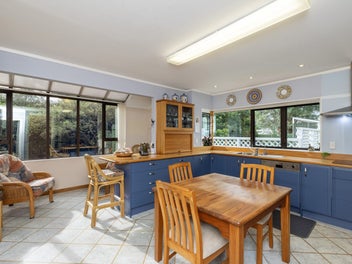 Spacious Family Home Near Waikanae Beach