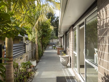 Modern Home In Great Location - Vendors Relocating
