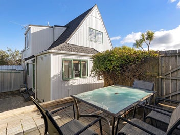 SUPER SUNNY LOW MAINTENANCE LIVING!