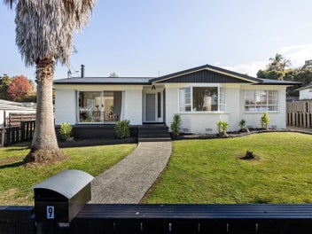 Fully renovated home, with a two bedroom sleepout!