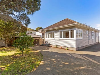 Sunny Single-level Charm in Prime Location
