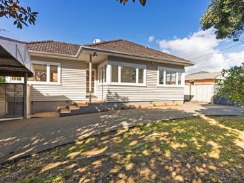 Sunny Single-level Charm in Prime Location