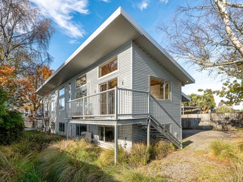 Versatile family living with guest wing in Methven