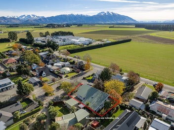 Versatile family living with guest wing in Methven