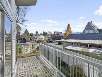 Versatile family living with guest wing in Methven
