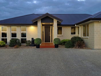 Brick Lifestyle, Huge Garaging, Close to the Beach