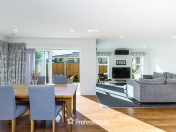 NEAR NEW IN SILVERSTREAM