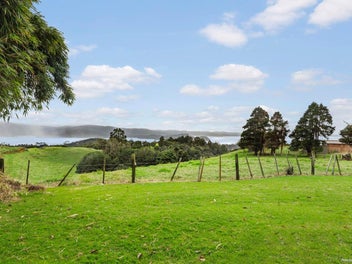 Idyllic Peninsula Retreat – Views, Space & Pos...