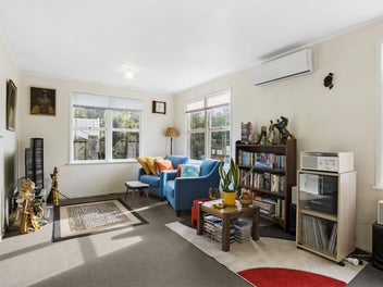 Sunny 2-Bedroom Unit with Outdoor Living