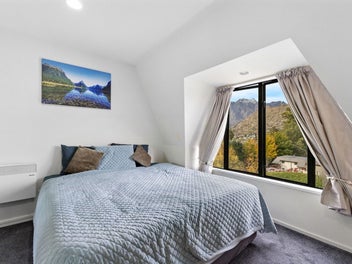 Vendors on a tight timescale - must sell NOW!