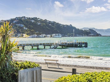 Coastal Charm - Your Seatoun Sanctuary!