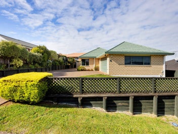Manicured gardens, in a quiet Culdesac!
