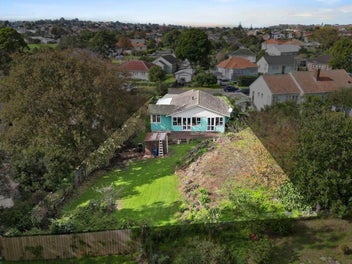 Mt Roskill 959m2 (mol) Section with Dev Potential