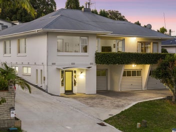 Space for a Business or Extended Family Living!!