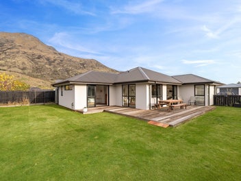 Family friendly home in sunny Shotover