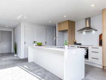 Modern family friendly home, vendors relocating