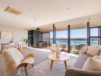 Spectacular Top-Floor Living in Humber Street